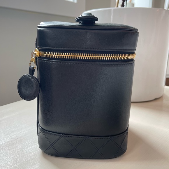 CHANEL Black Lambskin Cosmetic Vanity Case with Gold Hardware - Picture 4 of 16